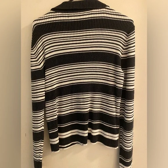 🟢 Clearance- Tommy Hilfiger sweater V neck size Large NWT - Picture 2 of 4